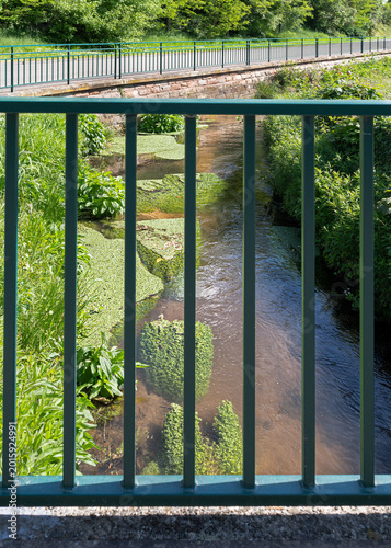 Foto rivière entre les parapets sous le soleil