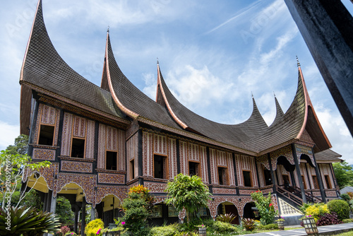 Foto Wide angle low perspective of traditional Rumah Gadang Minangkabau, showcasing d
