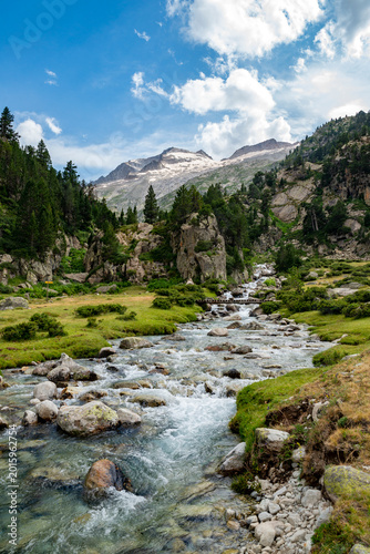 Vistas del macizo del Aneto desde el Plan d’ Aigualluts, en el Parque Natural de Posets-Maladeta, provincia de Huesca, Aragon, España