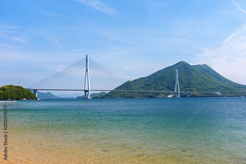 Obraz premium 大三島の砂浜から望む多々羅大橋と瀬戸内海 しまなみ海道の絶景風景