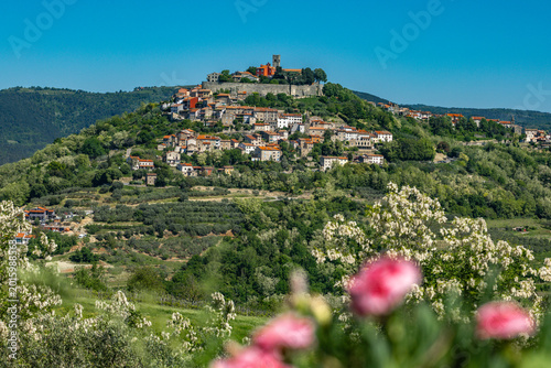 Canvas-taulu Croatia, a panoramic view of the beautiful medieval town and fortress of Motovun