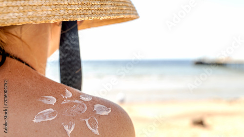 Foto Sunscreen dots adorn her shoulder