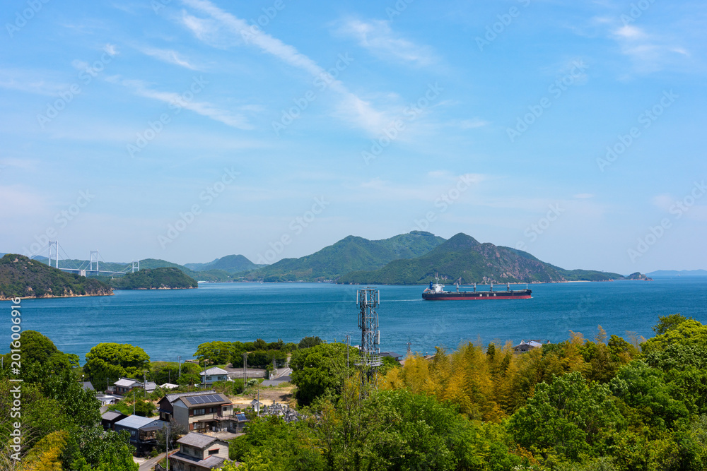 Obraz premium 来島海峡SA展望テラスから望む来島海峡大橋と瀬戸内海