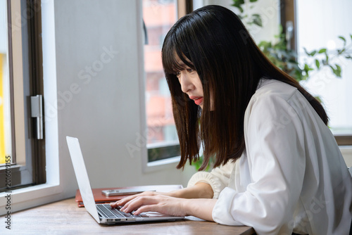 Konstfotografi オフィスでノートパソコンを見て悩む日本人女性