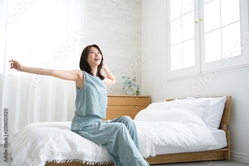 Foto 部屋でストレッチをする日本人女性