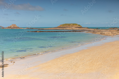Plage de la ville de Saint-Malo avec en arrière plan L'île du Petit Bé en marée basse