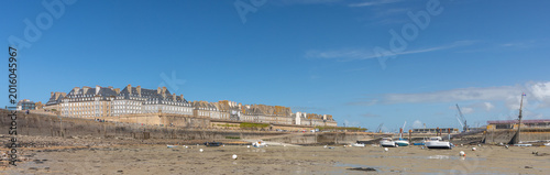Foto Marée basse au port de la ville de Saint-Malo