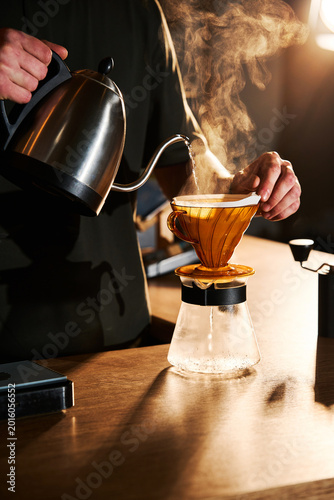 Obraz na plátně Brewing pour-over filter coffee in cafe