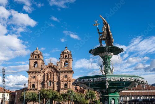 Foto Fountain and Church of the Society of Jesus in Cusco, Peru