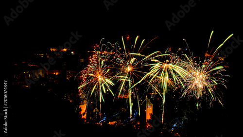 Tableau sur toile Spectacular Fireworks Display Over Historic Pont Valentré Bridge