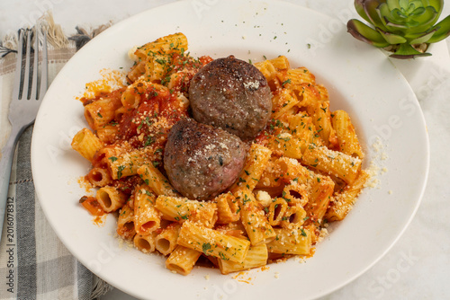 Fotografie rigatoni with herbs and   two italian meat balls