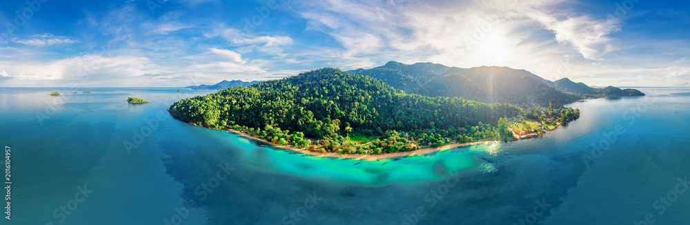 Fototapeta premium Beautiful tropical beach azure ocean at exotic island Koh Chang, Thailand