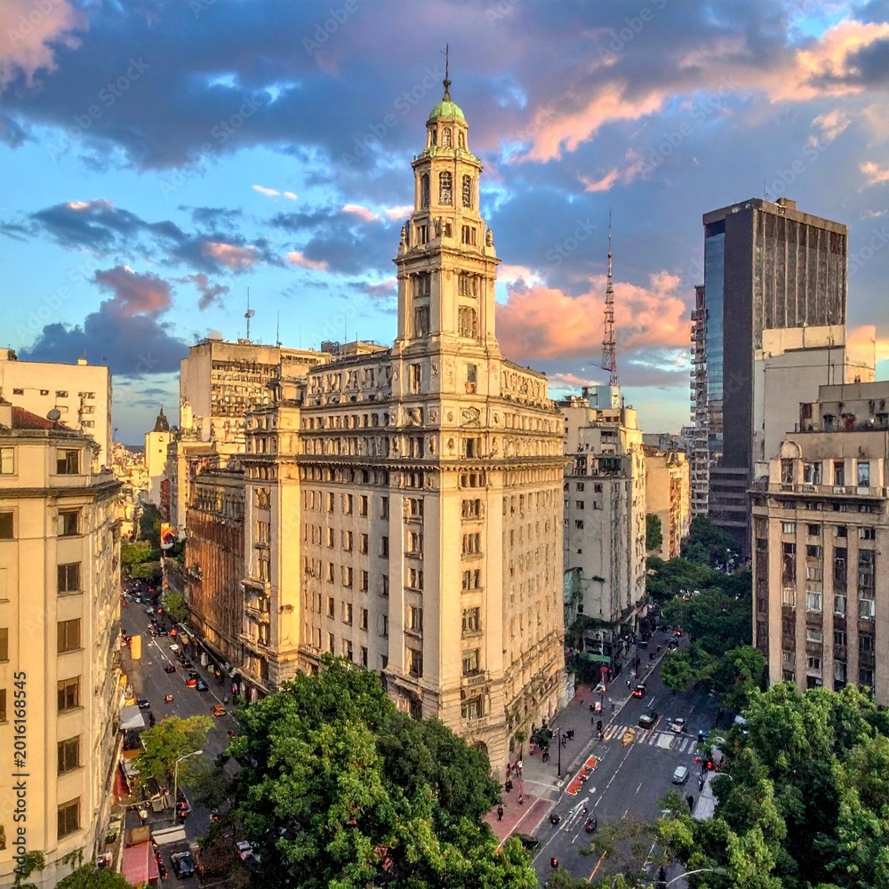 Obraz premium Ornate building & busy street view
