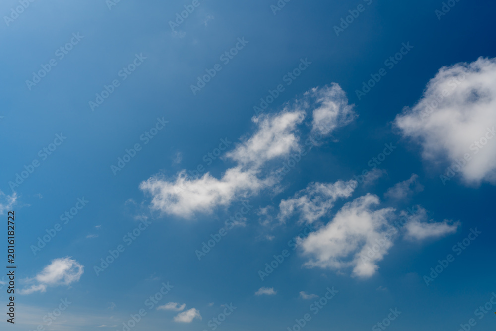 Obraz premium Blue sky background with clouds