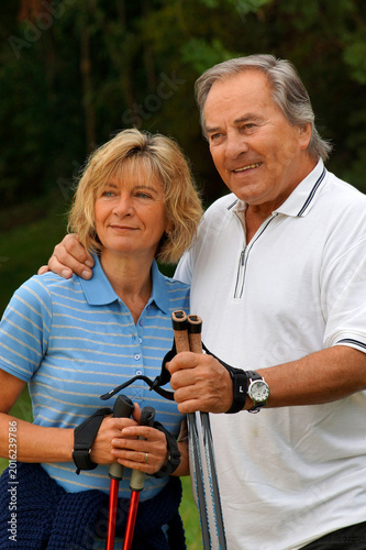 Älteres Paar beim Nordic-Walking
