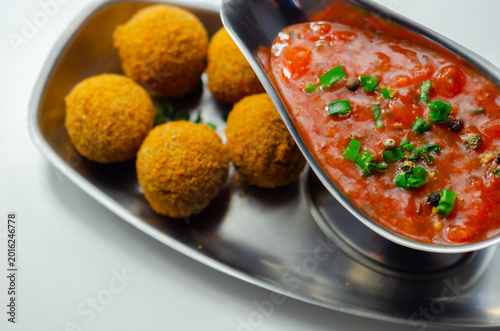 Foto Golden, crispy croquettes rest on a sleek metal plate