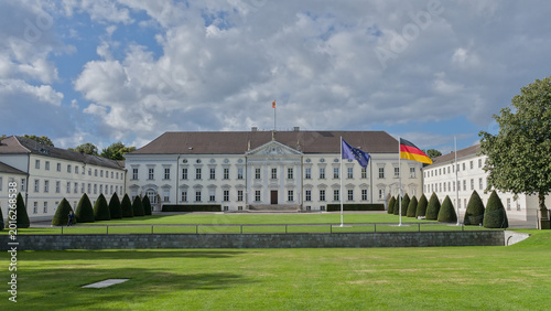 Foto Bellevue historical palace and garden in the city of Berlin, Germany
