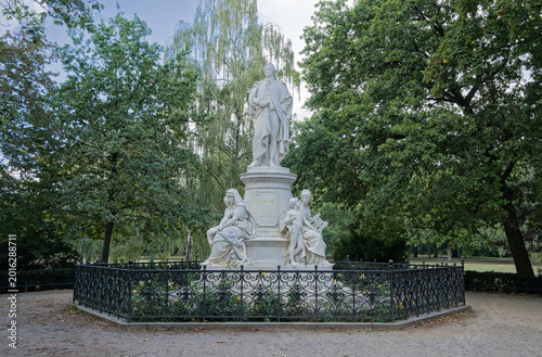 Valokuva Marble statue of writer and statesman Johann Wolfgang vo Goethe in Tiergarten park, Berlin, Germany