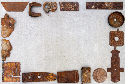 Canvastavla A group of various old rusty bits and pieces arranged on a concrete surface