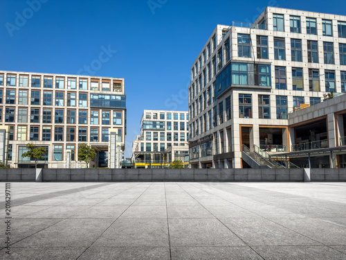 Tableau sur toile Urban Elegance: Contemporary Architecture and Open Space in a Sunny Cityscape