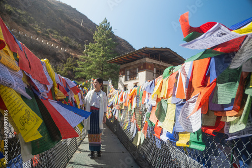 Foto Tourist or Traditional Bhutanese suspension bridge adorned with vibrant prayer f
