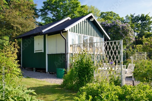 Canvas Print Idyllic summerhouse with a beautiful garden.