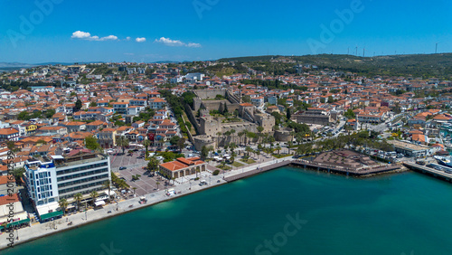 Foto Aerial View of Historic Cesme Castle and Coastal Town at the Aegean Sea Izmir Tu