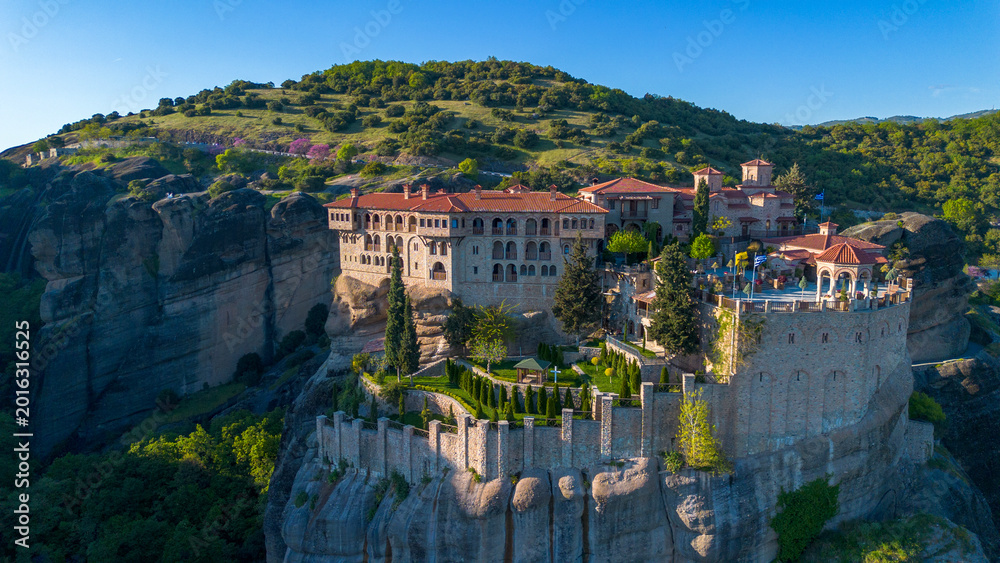 Obraz premium Aerial View of the Historic Varlaam Monastery Perched on Giant Cliffs in Meteora Greece