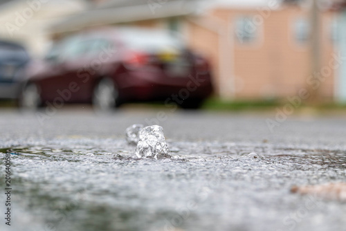 Foto Photo of a Water Main Break on a Road coming up through a service hole