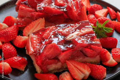 Erdbeerkuchen_mit_frischen_Erdbeeren_und_Sahne