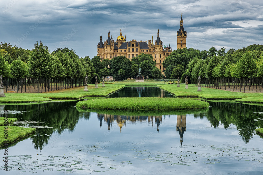 Obraz premium The magnificent castle in Schwerin, today the seat of the State Parliament of Mecklenburg-Western Pomerania.