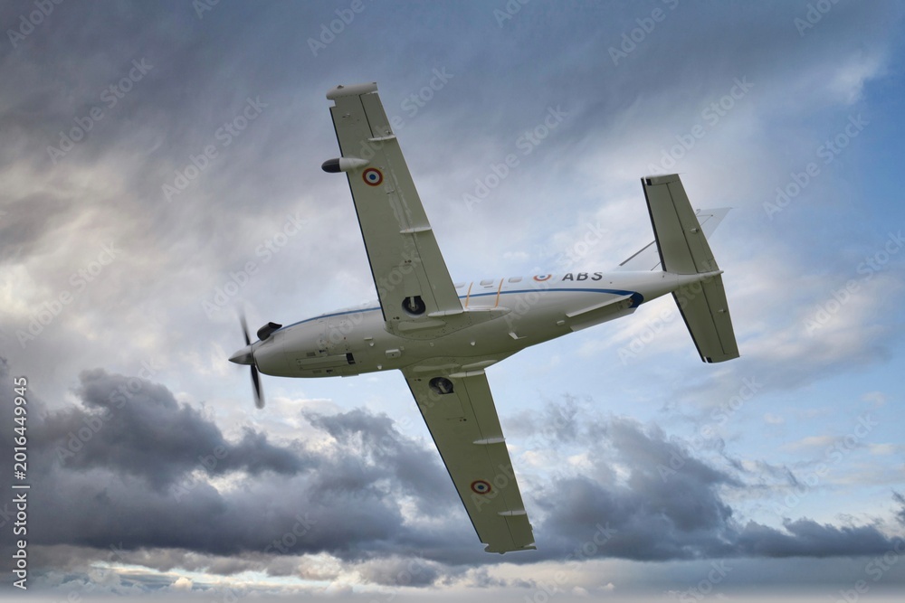 Fototapeta premium Socata TBM 700 armée de terre Française décollage vue dessous