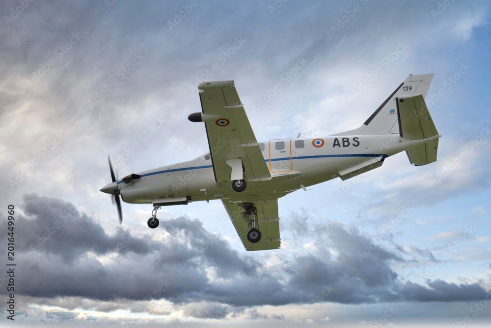 Fototapeta premium Socata TBM 700 armée de terre atterrissage vue coté