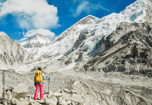 Φωτογραφία Woman trekker alone stands by EBC viewpoint in Sagarmatha national park with mountains background