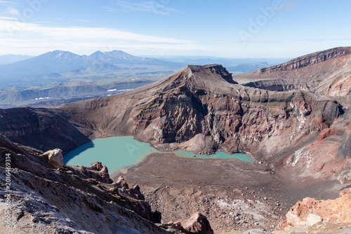 Fotografie Wide panoramic view of Gorely Volcano caldera with turquoise crater lake, rugged