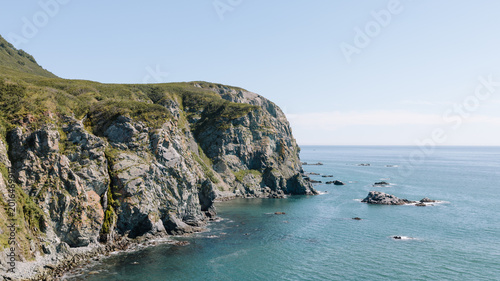 Foto Scenic view of rugged rocky cliffs and turquoise sea in Veluchinskaya Bay, Kamch