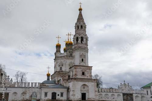 Tableau sur toile Historic Orthodox church complex with tall bell tower and golden onion domes, Sv