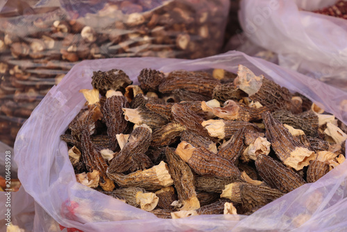 Fotografía Morel mushrooms for selling in the farmer's market at Songpan Ancient Town, Sich