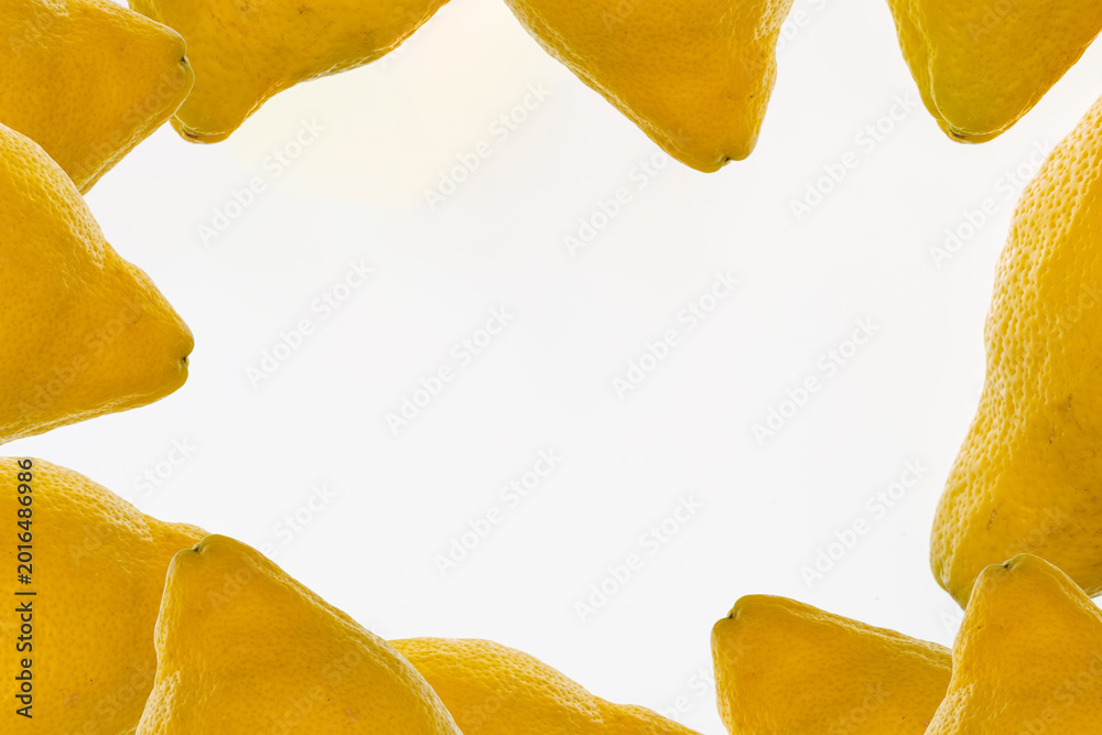Naklejka premium Yellow lemons creating a bright fruit border with empty copy space