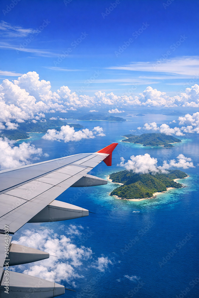 Obraz premium Beautiful aerial view of ocean and clouds with an airplane wing in the foreground.