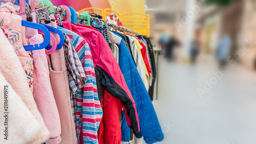 Foto Colorful children's clothes hanging on a rack at a sustainable swap event