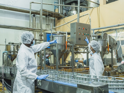 Foto Engineers inspecting food production with tablet