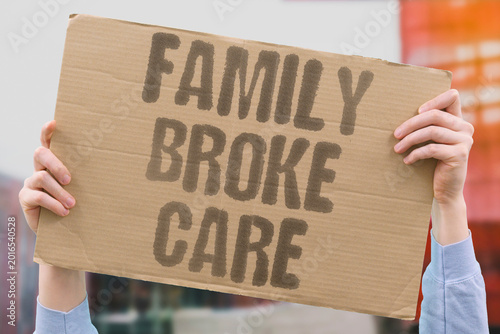 Fotografía "Family Broke Care" Families exhaust savings within months covering infant and toddler care costs