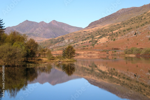 Cuadro en lienzo A calm Llynnau Mymbyr lake looking towards the Snowdon Horseshoe, part of the Snowdon Yr Wyddfa massif, in northern Eryri National Park, formally Snowdonia, Wales, UK