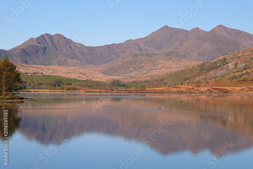 Foto A calm Llynnau Mymbyr lake looking towards the Snowdon Horseshoe, part of the Snowdon Yr Wyddfa massif, in northern Eryri National Park, formally Snowdonia, Wales, UK