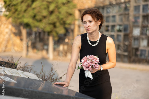 Foto Tragic moment of visiting cemetery worshiping memory of deceased relative