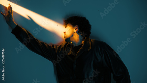 Tableau sur toile Man tries to catch the light