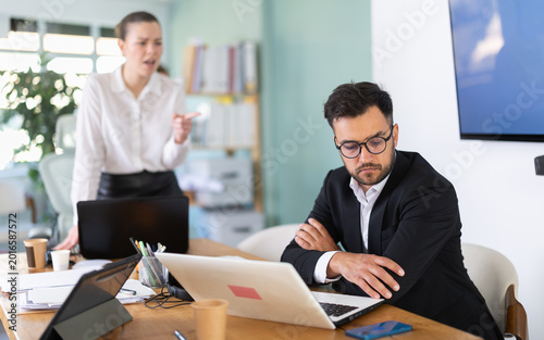 Foto Female manager is dissatisfied with the work of an employee - yells and reproach