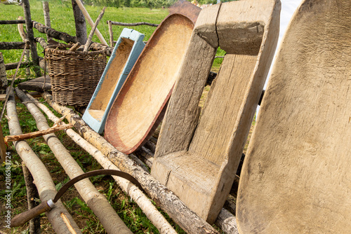 Cuadro en lienzo Exhibition of carved wooden troughs and wicker basket on birch log stand