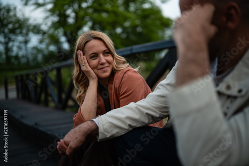 Foto Loving mid adult couple enjoying moment on bridge outdoors